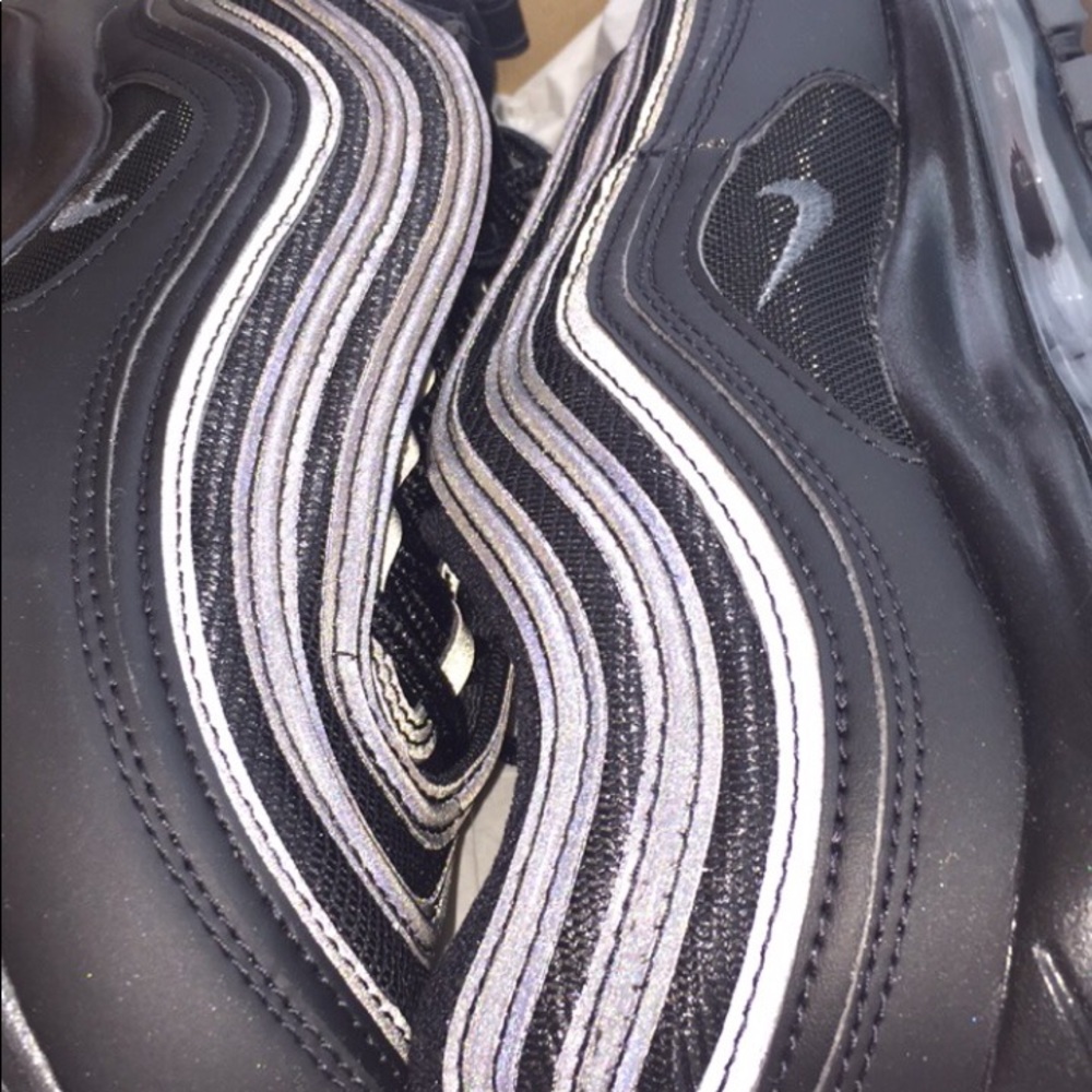 black nike air max 11’s